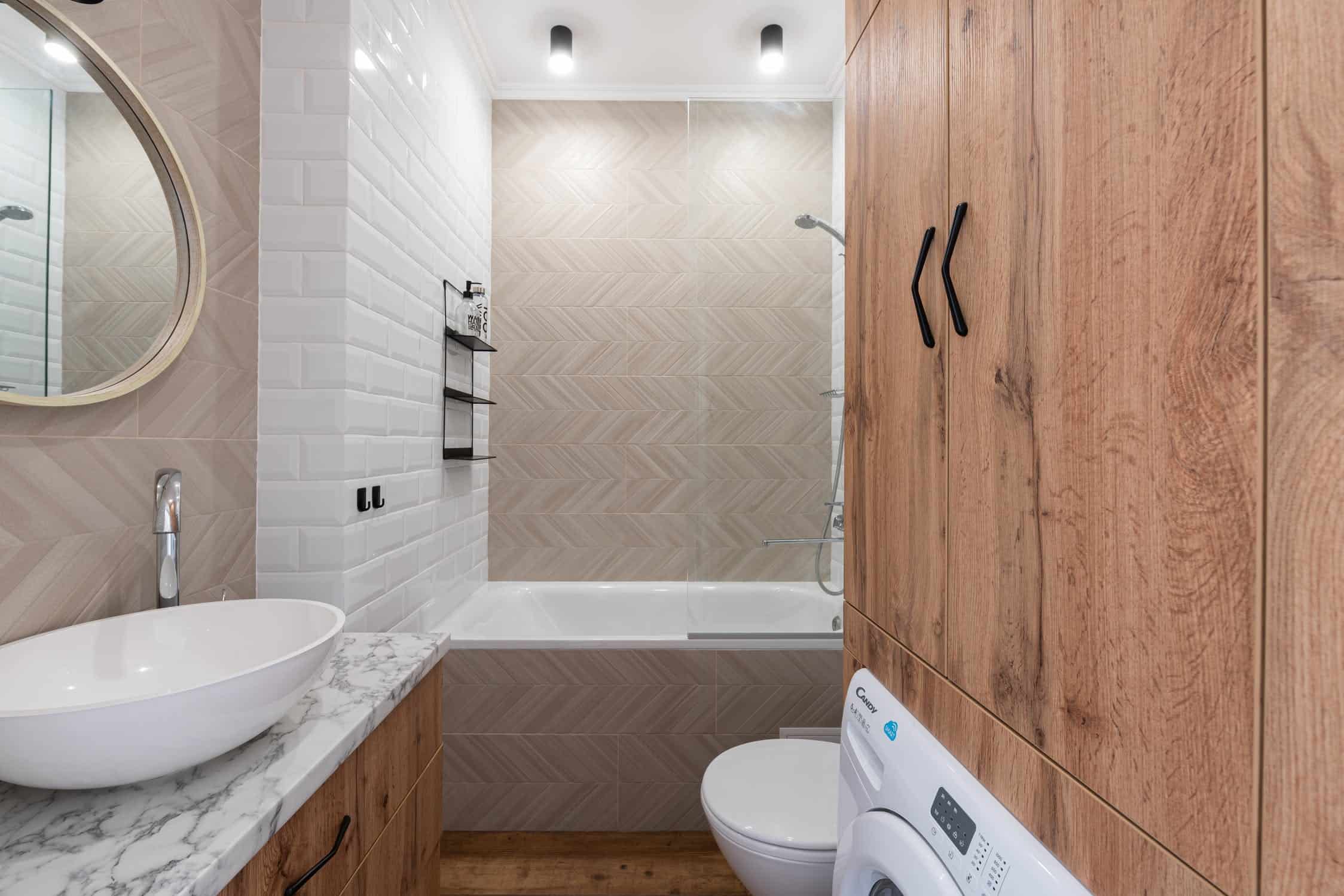 Modern bathroom with wood finishes and tiles walls
