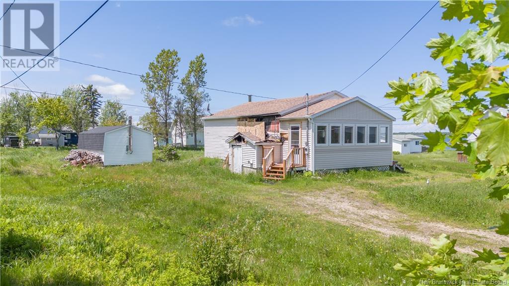 18 Pinet Street, Caraquet, New Brunswick  E1W 1A1 - Photo 2 - NB101556