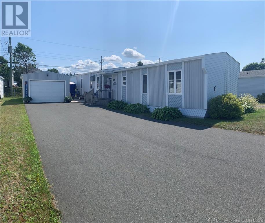 6 2e Av Du Parc, Caraquet, New Brunswick  E1W 1A7 - Photo 1 - NB103684