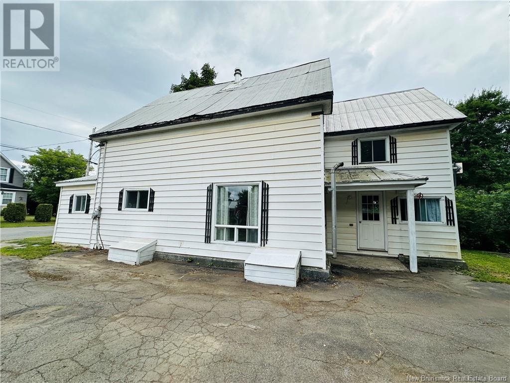 112 Charles Street, Woodstock, New Brunswick  E7M 1J1 - Photo 3 - NB104609