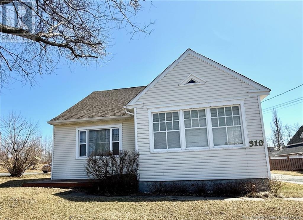 310 Boul. St-Pierre Ouest, Caraquet, New Brunswick  E1W 1A3 - Photo 2 - NB117445