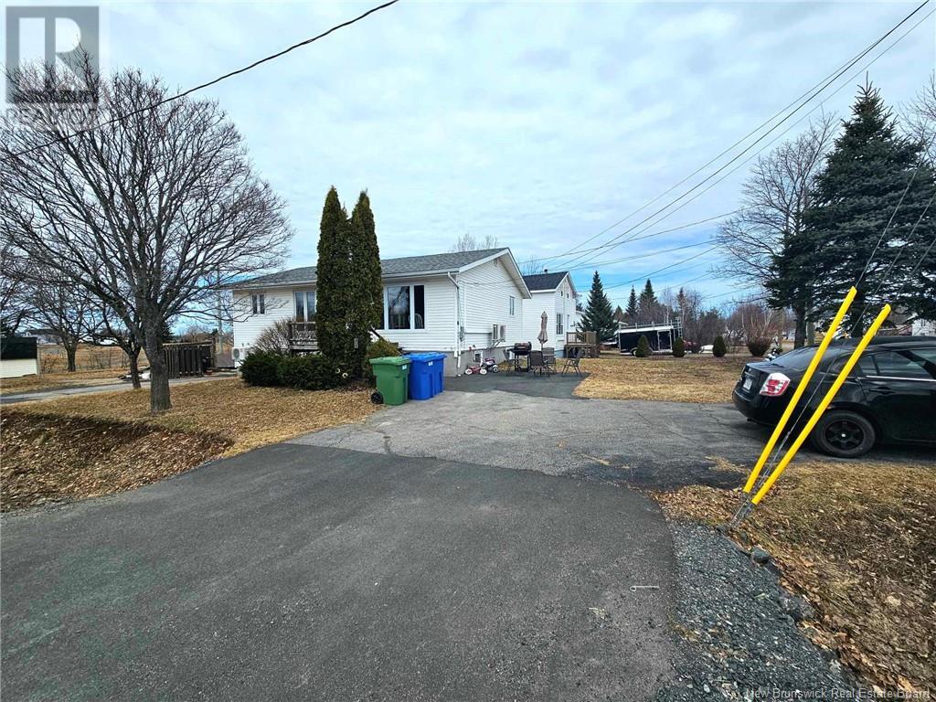 825 Couture, Bathurst, New Brunswick  E2A 2E8 - Photo 3 - NB118337