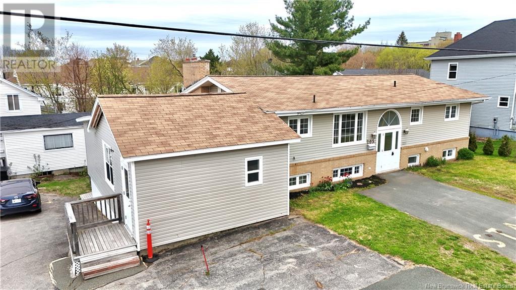 205 York, Bathurst, New Brunswick  E2A 1G9 - Photo 2 - NB118794
