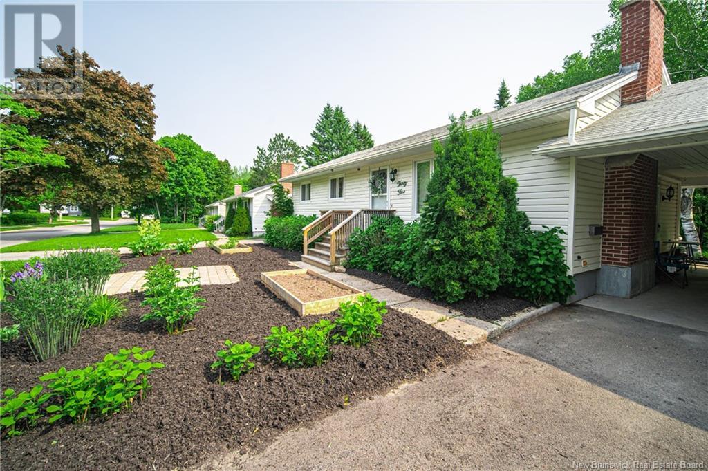 35 Charing Crescent, Fredericton, New Brunswick  E3B 4R8 - Photo 3 - NB119642