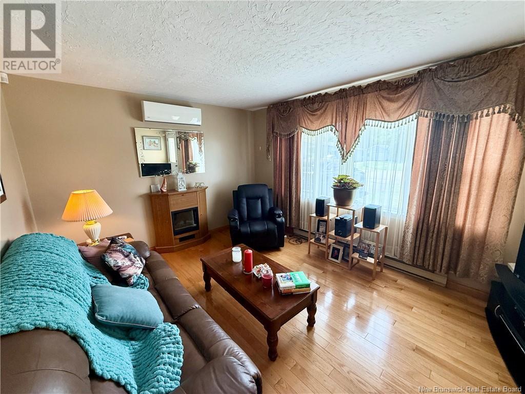 860 Duncan Court, Bathurst, New Brunswick  E2A 2V4 - Photo 2 - NB120905