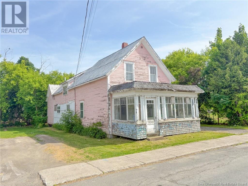 157 Broadway Street, Woodstock, New Brunswick  E7M 1B6 - Photo 2 - NB120753
