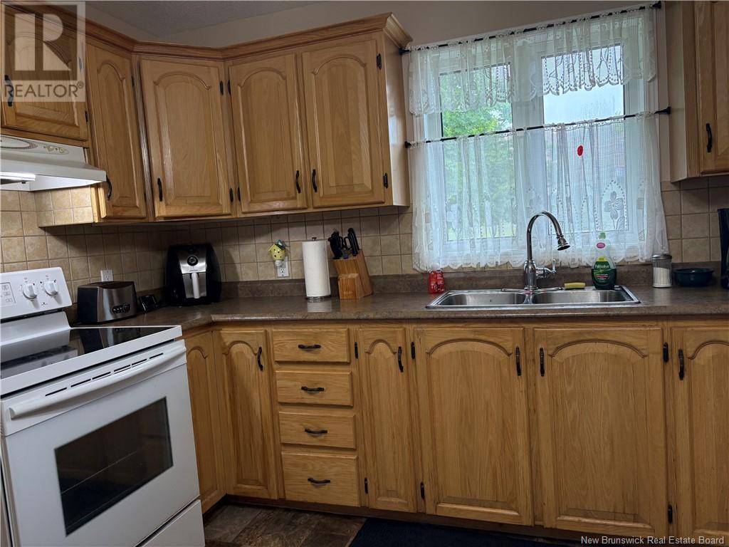 390 Principale, Pointe-Verte, New Brunswick  E8J 2X6 - Photo 2 - NB121926
