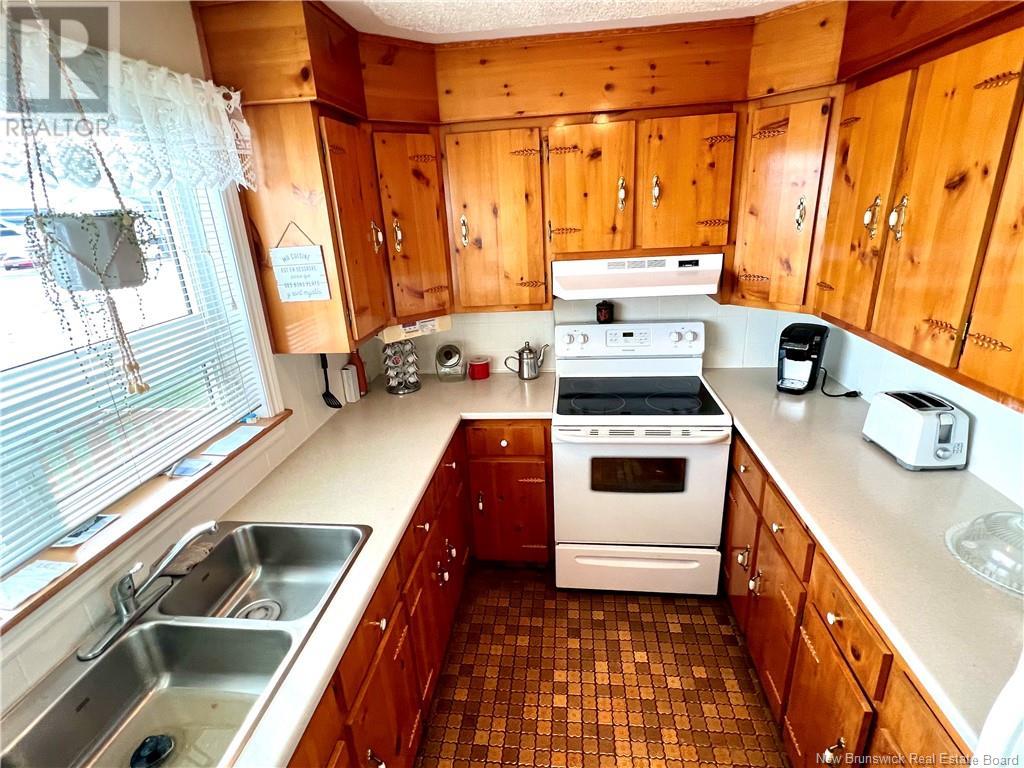 81 Rue De L'École, Lamèque, New Brunswick  E8T 1B7 - Photo 10 - NB122217
