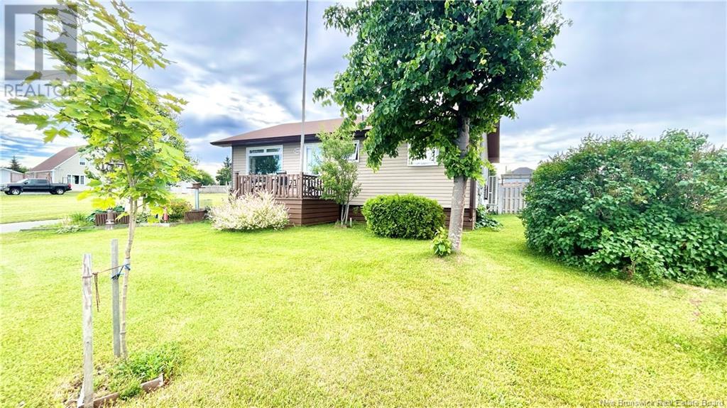 340 De L'ile Street, Caraquet, New Brunswick  E1W 1B5 - Photo 3 - NB122401