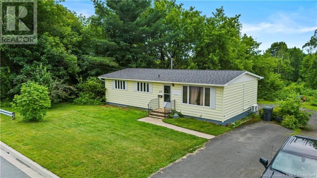302 Highland Avenue, Fredericton, New Brunswick  E3A 2S7 - Photo 2 - NB122235