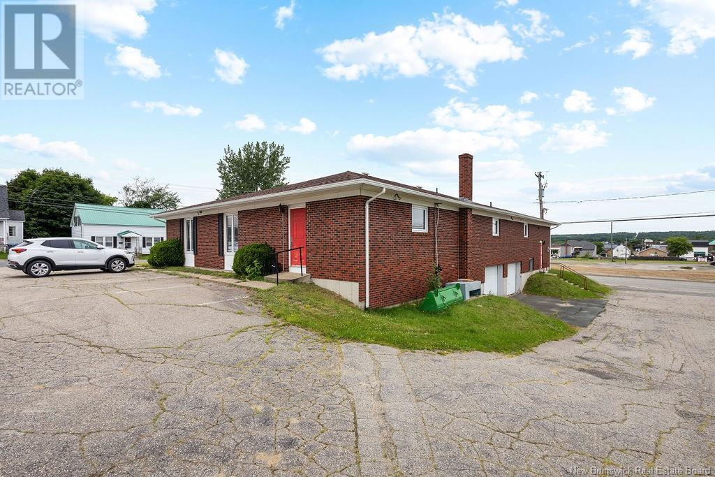 35 University Avenue, Miramichi, New Brunswick  E1N 3A8 - Photo 3 - NB121916