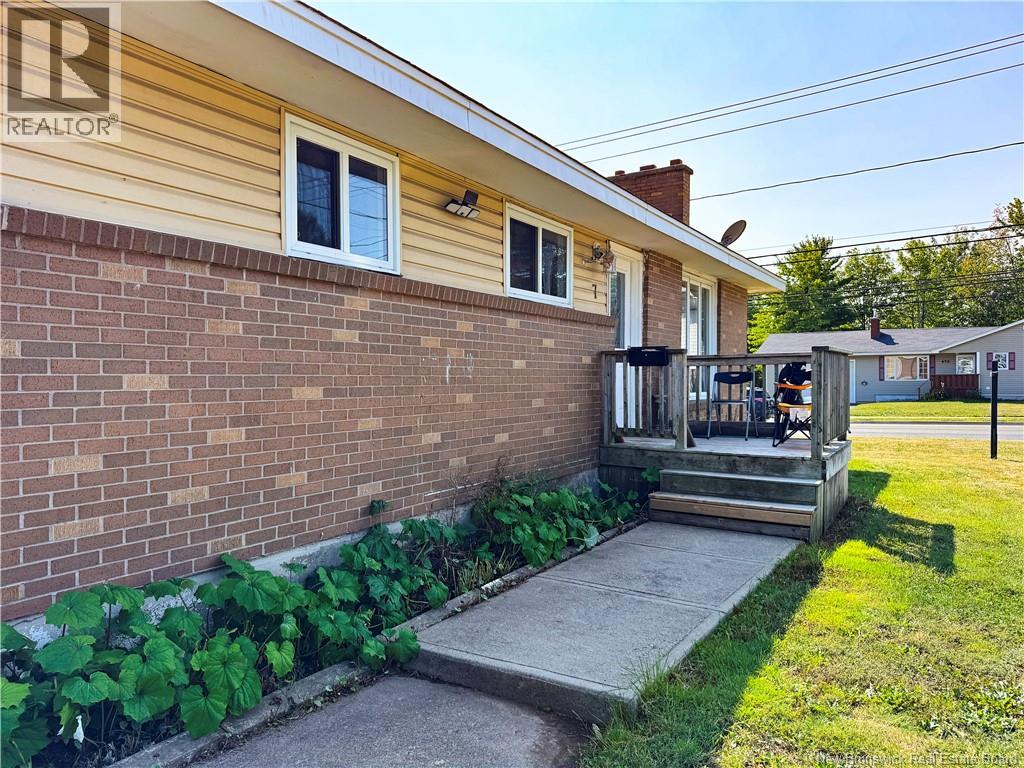 7 Carl Street, Moncton, New Brunswick  E1A 3R6 - Photo 3 - NB126424