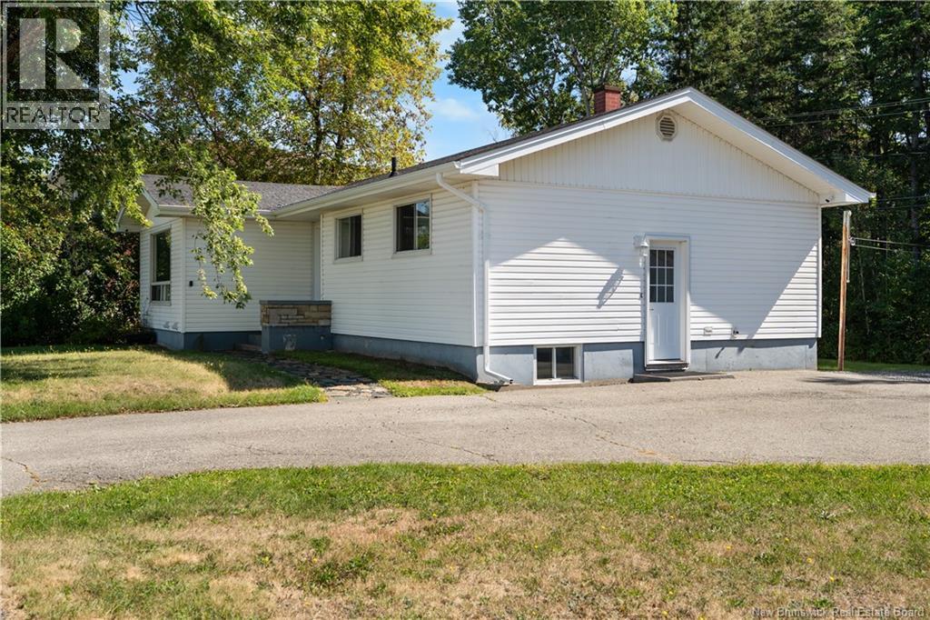1235 Vanier, Bathurst, New Brunswick  E2A 3N6 - Photo 3 - NB126540