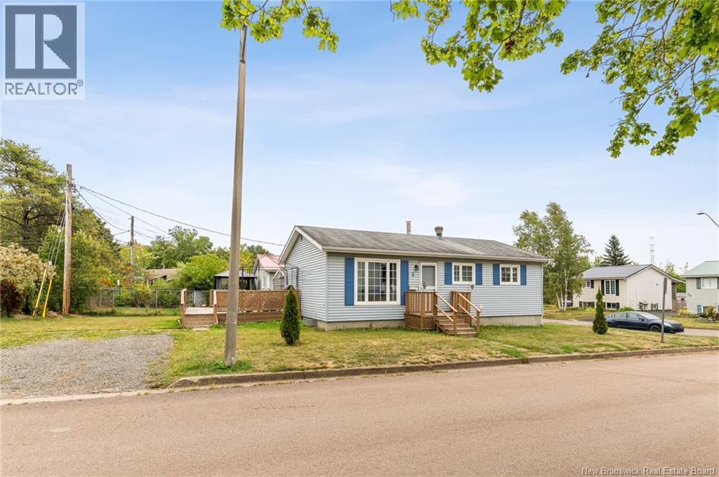 5 Wildwood, Moncton, New Brunswick  E1E 2M4 - Photo 2 - NB126944