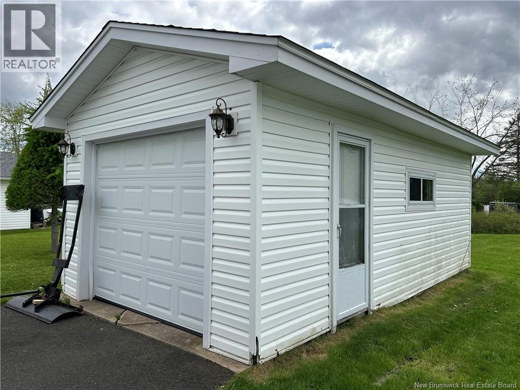 1268 Elmwood, Moncton, New Brunswick  E1H 2H2 - Photo 4 - NB128393