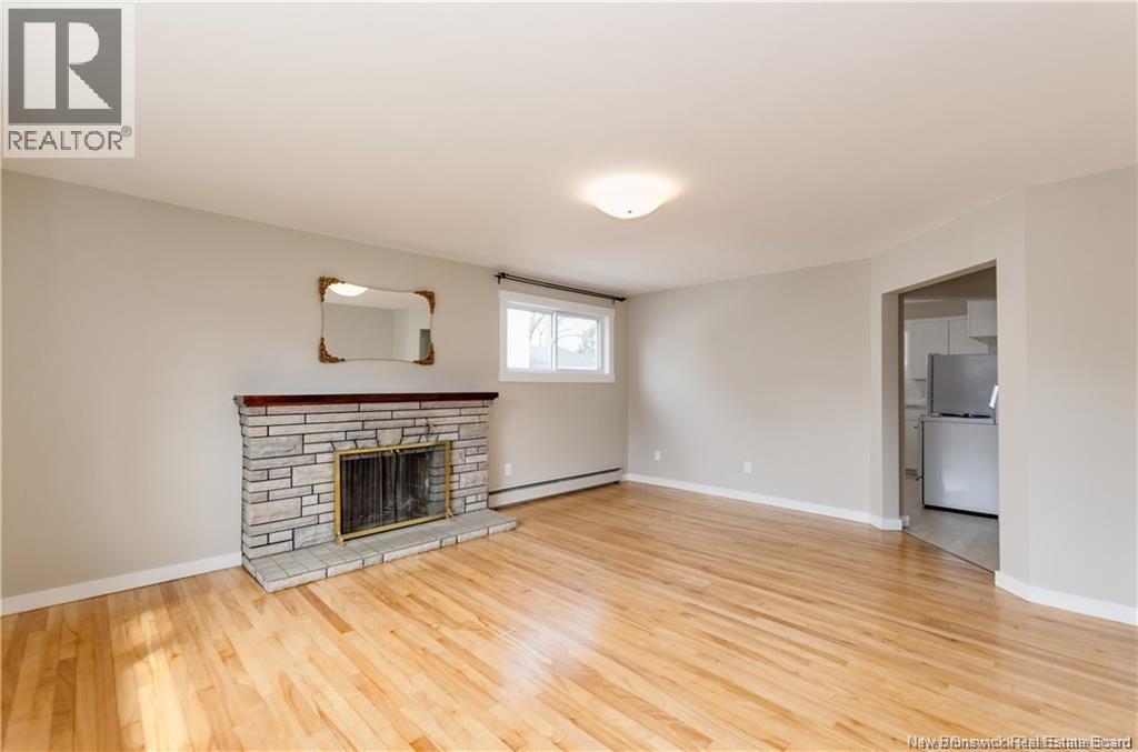 93 Edward, Moncton, New Brunswick E1A 3Z1 - Photo 4 - NB128438