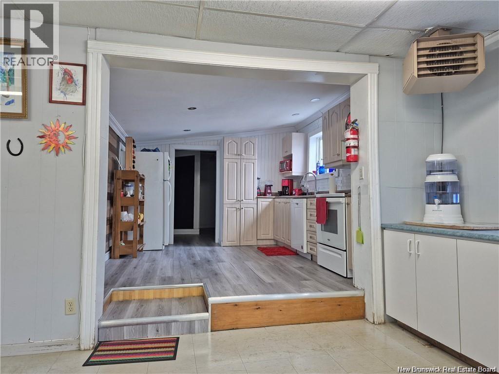 563 Rue Principale, Pointe-Verte, New Brunswick  E8J 3A2 - Photo 5 - NB129393