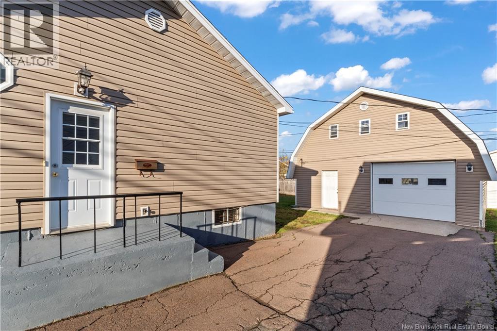61 Mapleton, Moncton, New Brunswick E1C 7W6 - Photo 3 - NB129443