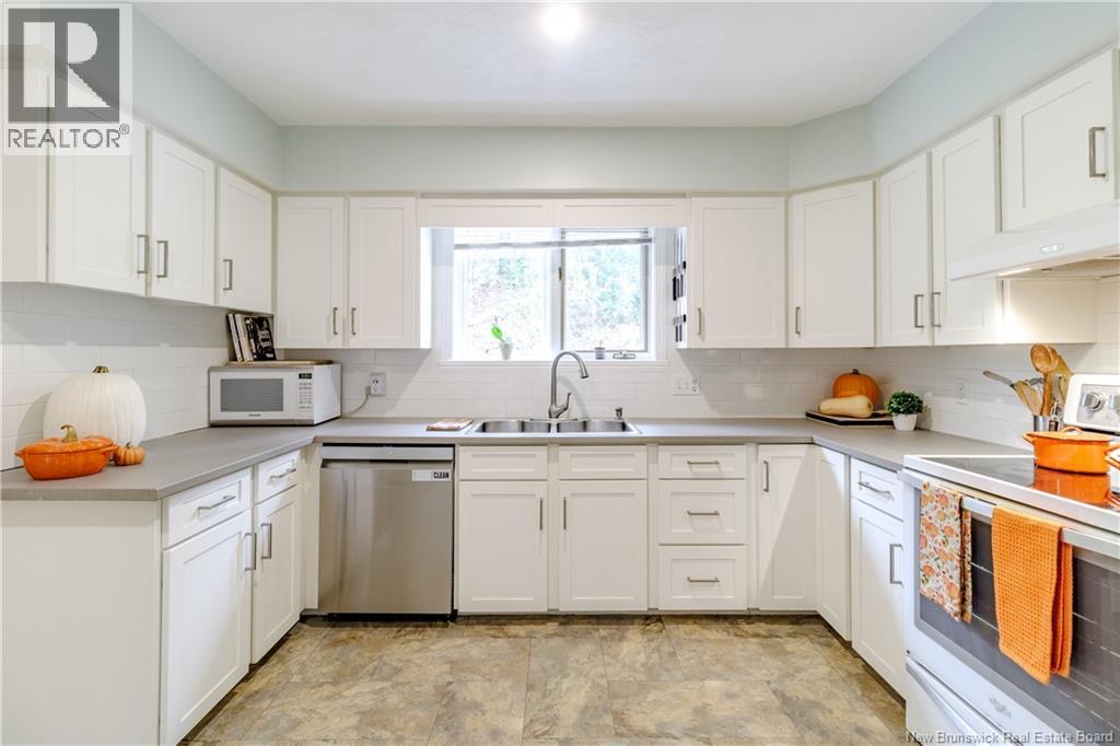 27 Stoneybrook Crescent, Fredericton, New Brunswick  E3B 6Y2 - Photo 4 - NB129828