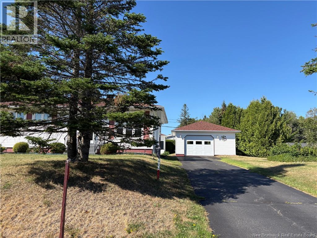 1140 Daniel Drive, Bathurst, New Brunswick  E2A 3X8 - Photo 2 - NB136454