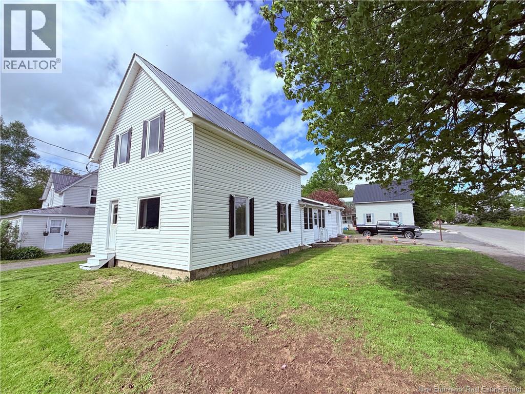 128 Houlton Street, Woodstock, New Brunswick  E7M 1Y9 - Photo 2 - NB140543